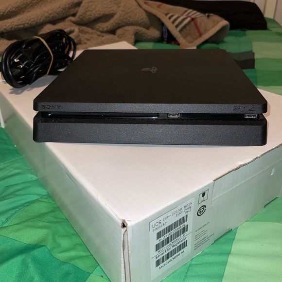 PlayStation 4 - Picture 5 of 7